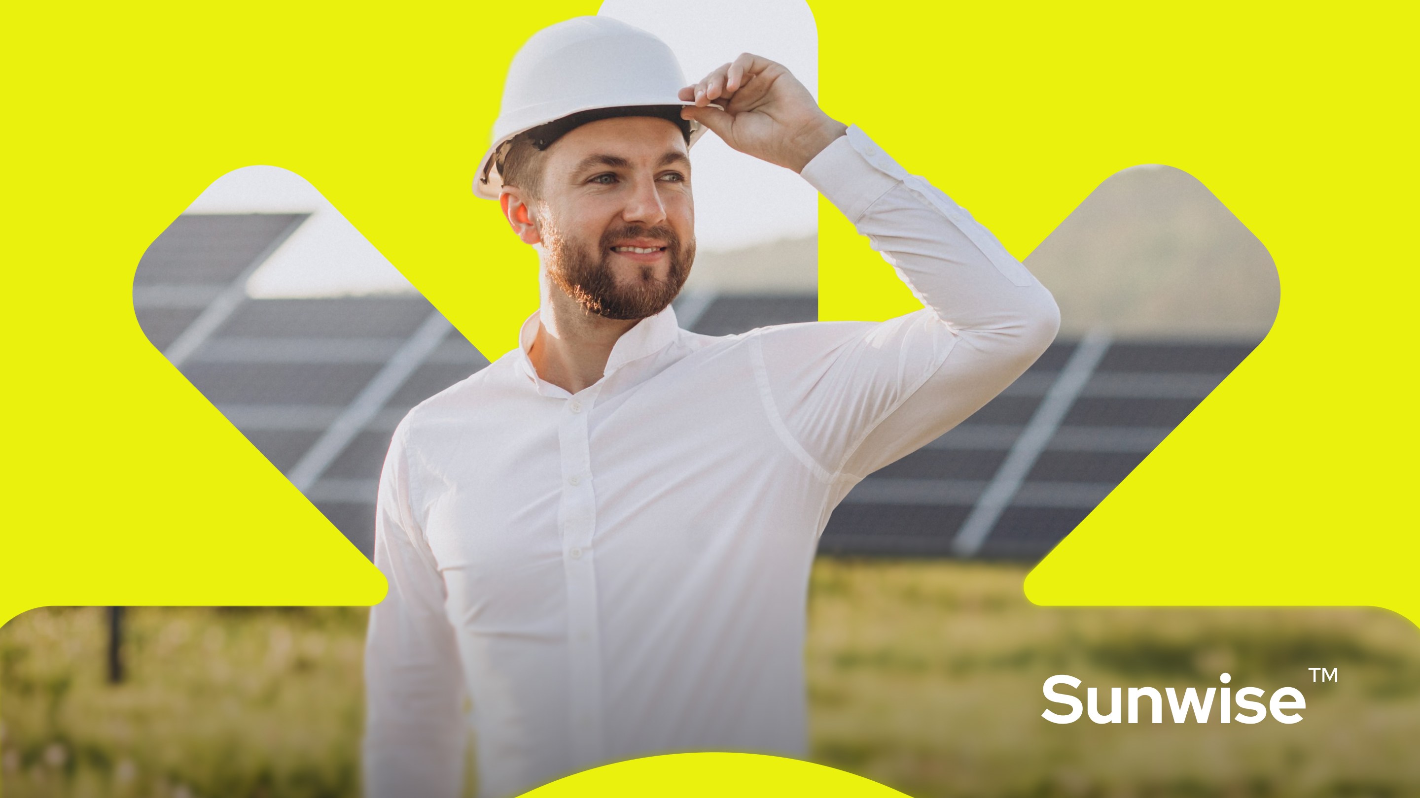 Hombre con casco frente a paneles solares y el logotipo Sunwise